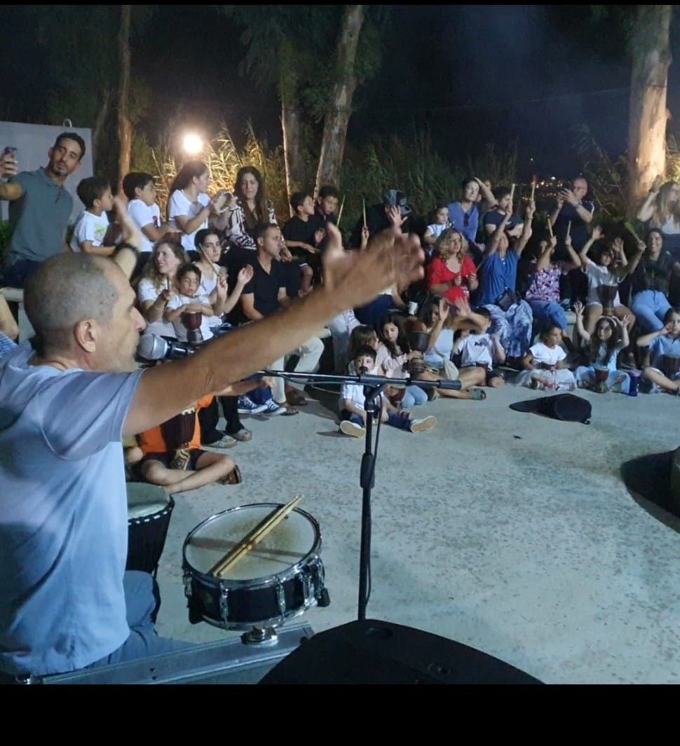 מעגל תופים ערב סביב מדורה