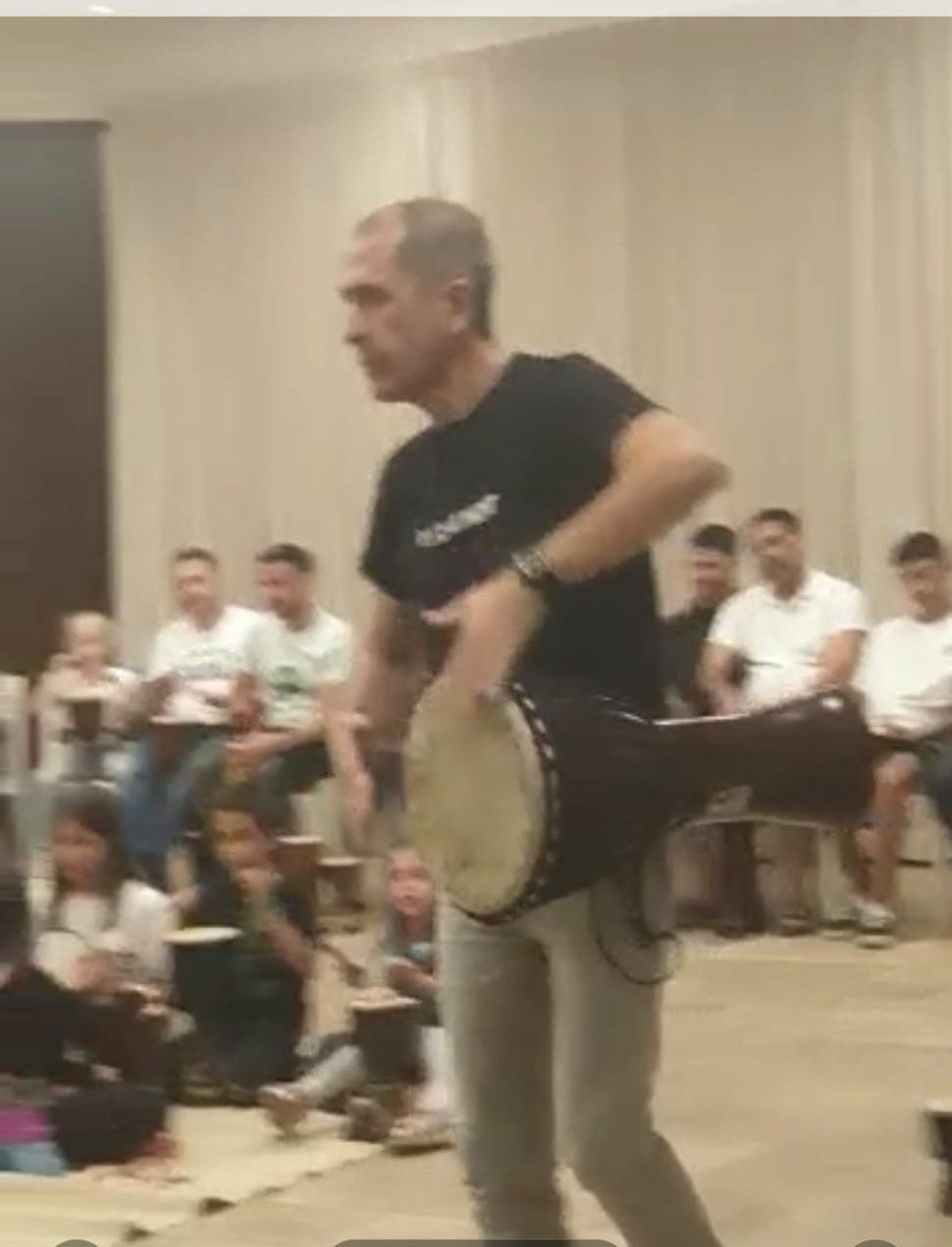 רונן עומד ומתופף על ג'מבה
