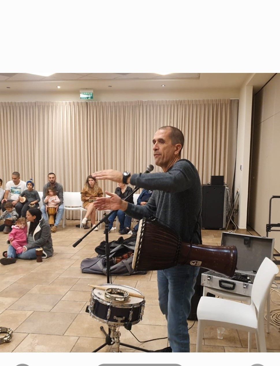 רונן מנגן על דרבוקה באולם