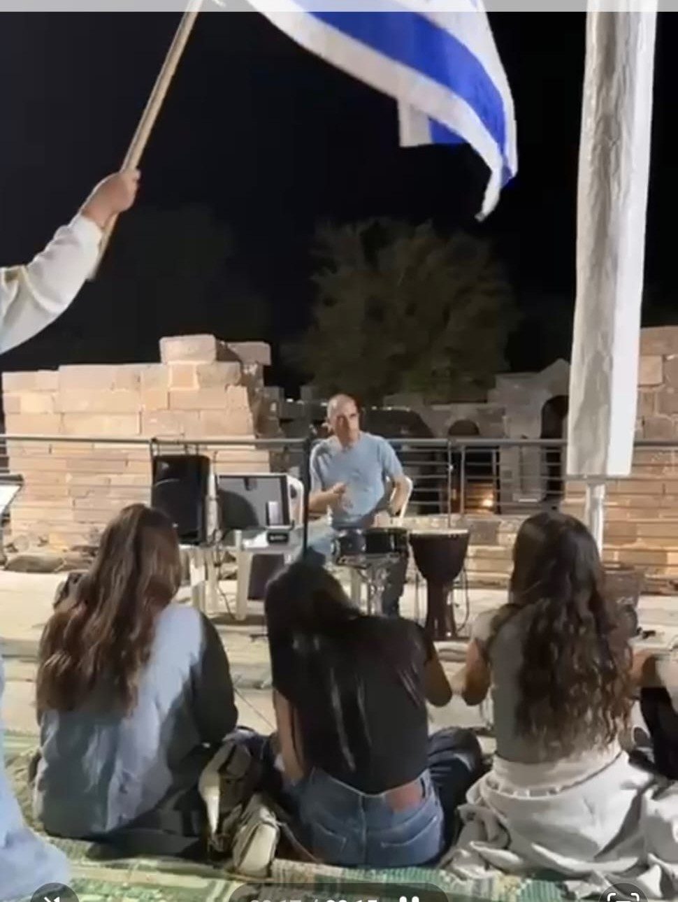 מעגל תופים בערב עם דגל
