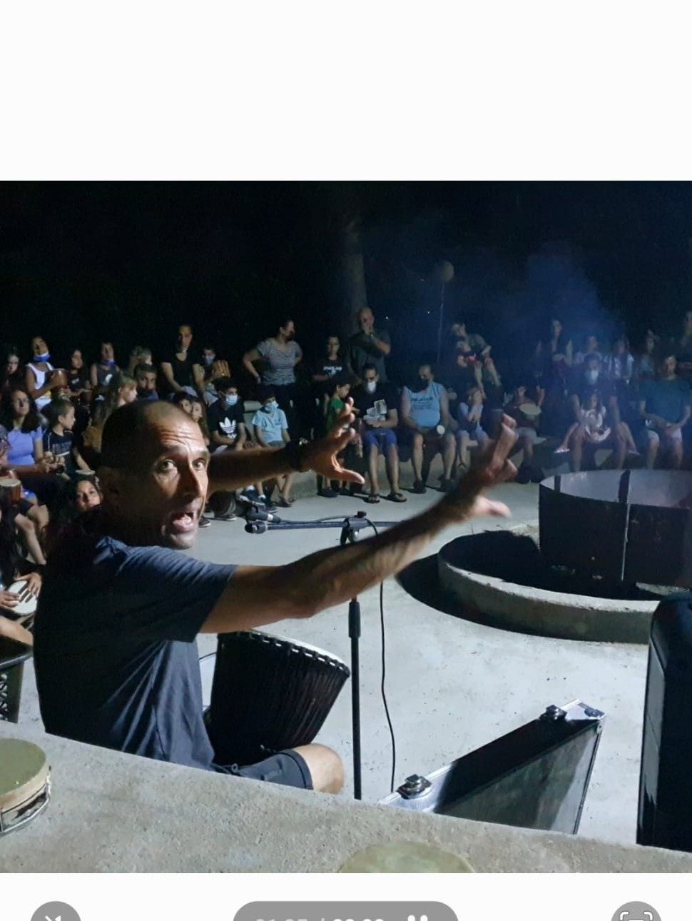 רונן מוביל מעגל תופים סביב מדורה